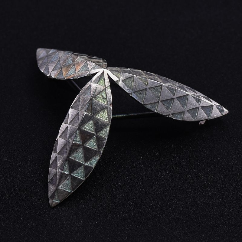 Iridescence -Three scales-